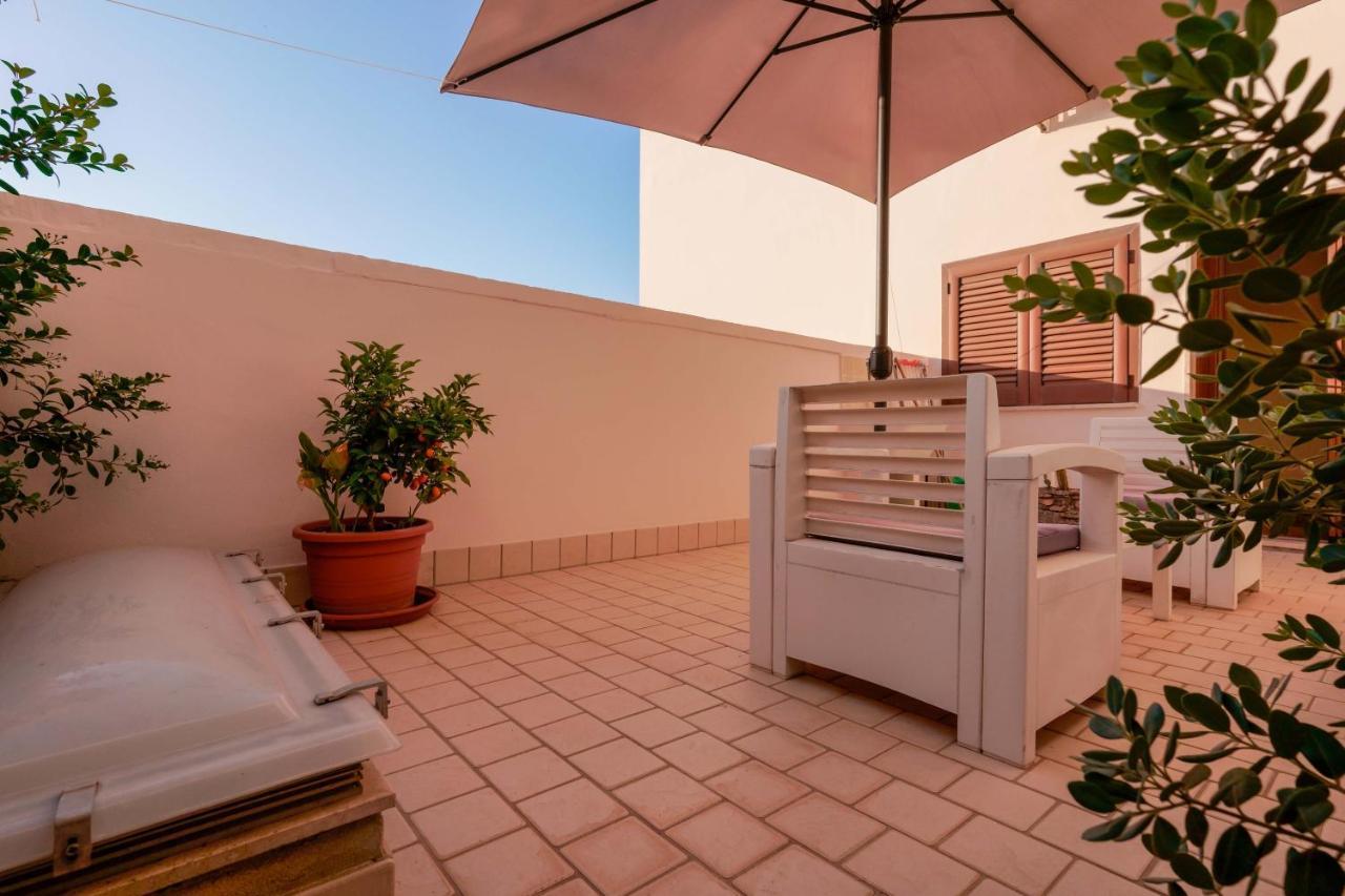 Bed And Breakfast Cairoli Exclusive Room San Pietro Vernotico Exterior photo